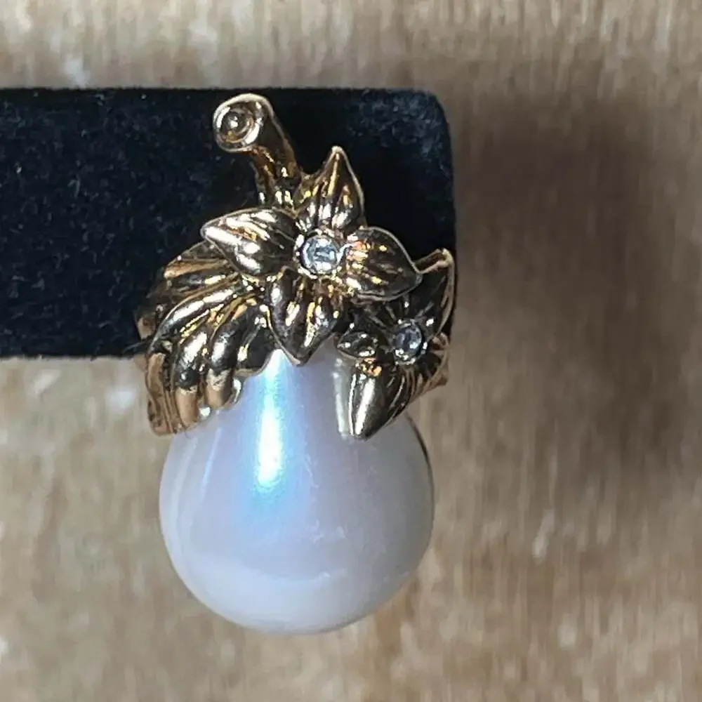 Vintage Avon Floral Precious Pear Faux Pearl Gold Tone Stud Pierced Earrings